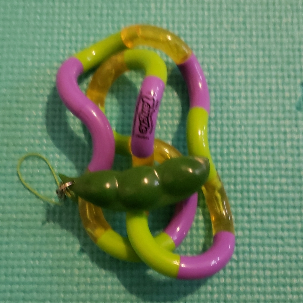 Tangle and Pea Popper
